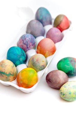 Grup Paskalya yumurta beyaz kap içinde boyalı