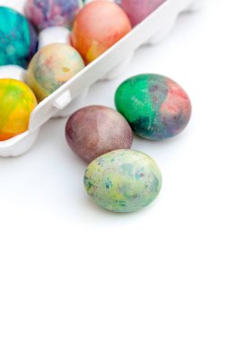 Grup Paskalya yumurta beyaz kap içinde boyalı