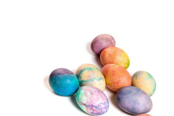 Grupo de huevos pintados de Pascua sobre fondo blanco — Foto de Stock