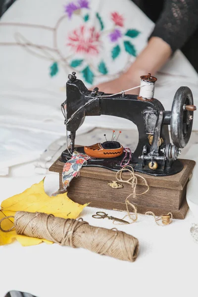 Máquina de coser a mano sobre lino blanco —  Fotos de Stock