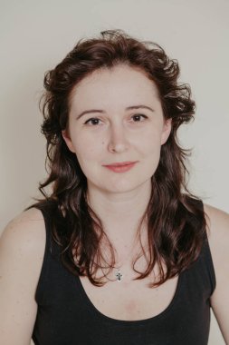 Gri arka planda siyah t-shirt Scratch kızlar