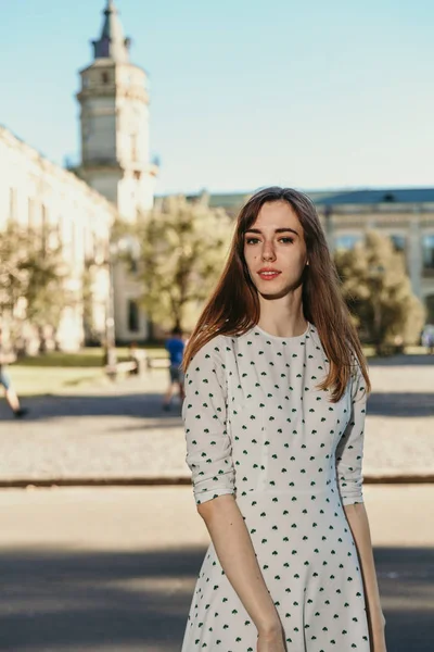 Young pretty girl walks in city park — Stock Photo, Image