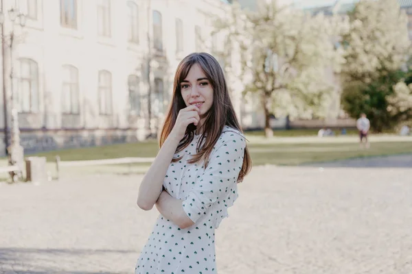 Jong mooi meisje in stadsplein — Stockfoto