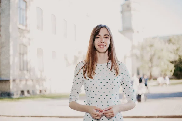 Jeune fille mignonne marche dans le parc de la ville — Photo