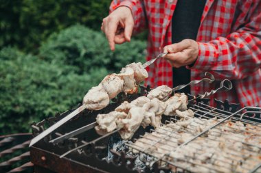 Izgara şiş dönüyor