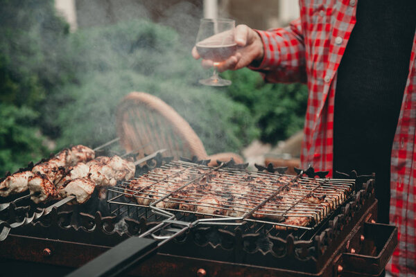 Аппетитный кебаб и сетка для барбекю лежат на кованом барбекю
