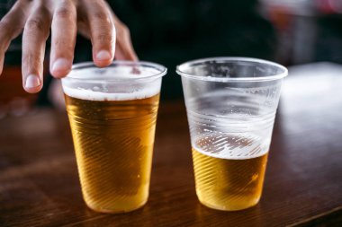 İki plastik bardak bira stand yan yana ile