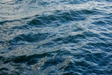 şeffaf su yüzeyindeki dalgalar