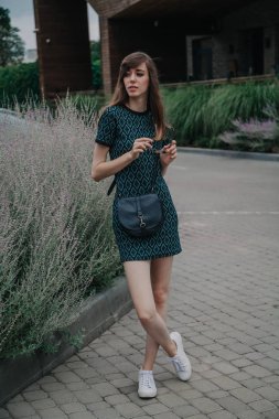 Yeşil elbiseli ince uzun boylu kız portresi