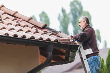Adam onarım ev döşeli çatısı yakın çekim