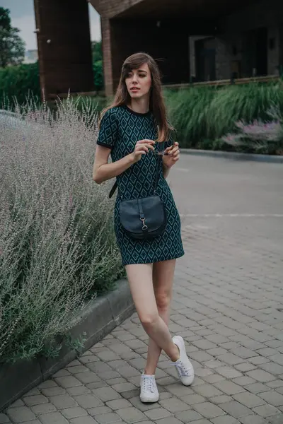 Yeşil elbiseli ince uzun boylu kız portresi