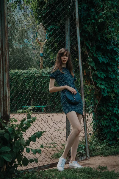 Young Slim Girl står framför tennisbana — Stockfoto