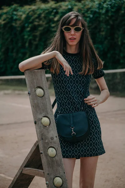 Elegante menina alta no campo de ténis — Fotografia de Stock