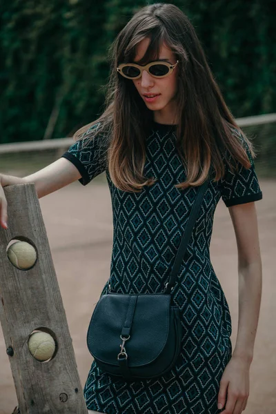 Stylish young tall girl on  tennis court — Stock Photo, Image