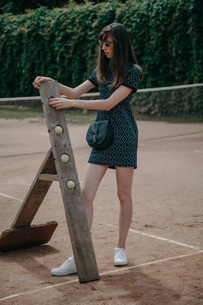 Elegante chica alta en la cancha de tenis — Foto de Stock