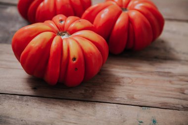 Üç güzel kırmızı oluklu domates yakın çekim