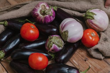 Farklı çeşitleri ve domates patlıcan panoları üzerinde. 