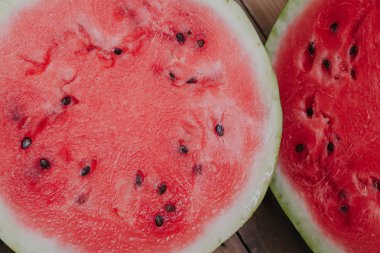 Ahşap tahtalarda kırmızı olgun dilimlenmiş karpuz