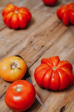 Üç farklı domates ve bıçak yakın çekim. Yukarıdan görüntüle