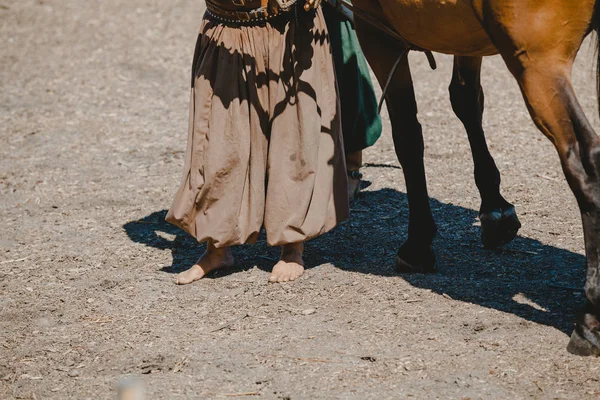 Bareback всадник стоит перед лошадью — стоковое фото