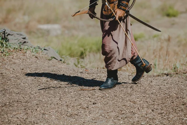 Ancien guerrier tient arc et flèche dans ses mains — Photo