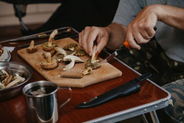 Solak keskin bıçakla çiğ mantar keser