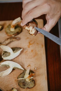 Solak keskin bıçakla çiğ mantar keser