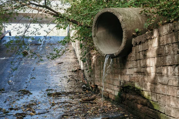 Régi nagy átmérőjű beton vízelvezető cső — Stock Fotó