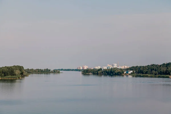 Водна зона широка річка. Спокій на широкій річці — стокове фото