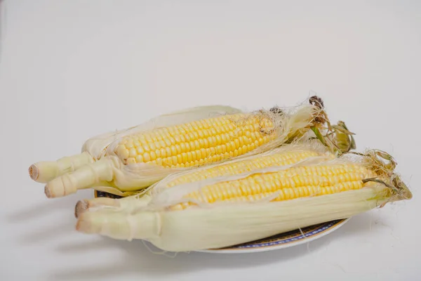 Maiskolben liegen auf dem Teller — Stockfoto