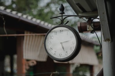 Siyah durumda sokak yuvarlak izlemek