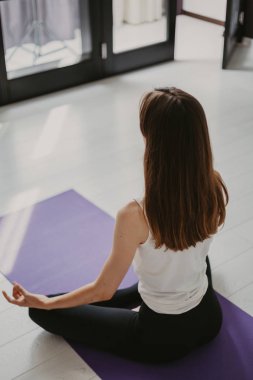 Yoga yaparken genç ince kız