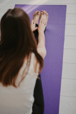 Yoga yaparken genç ince kız