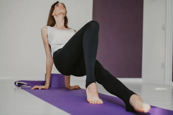 Junges schlankes Mädchen beim Yoga — Stockfoto