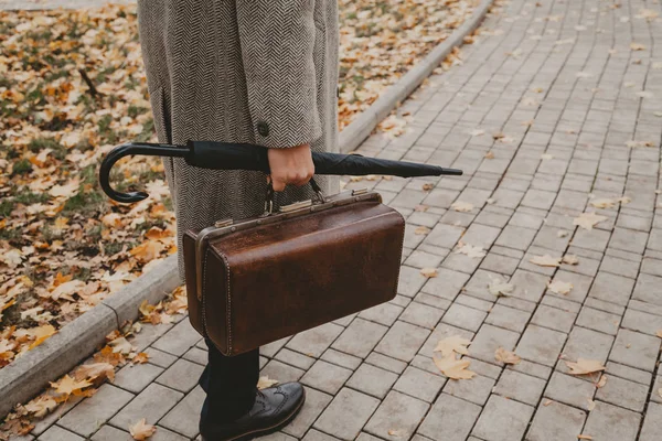 Hombre con alfombra y abrigo está de pie en el callejón de otoño — Foto de Stock