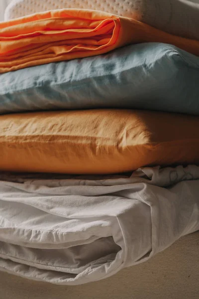Stack of multi-colored bedding and pillows — Stock Photo, Image