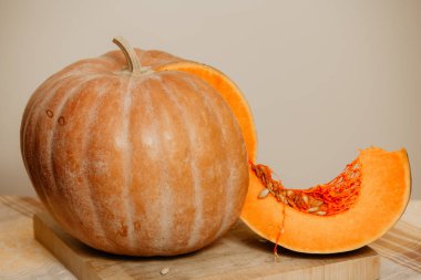 Oyma kabak ahşap tahta üzerinde yatıyor