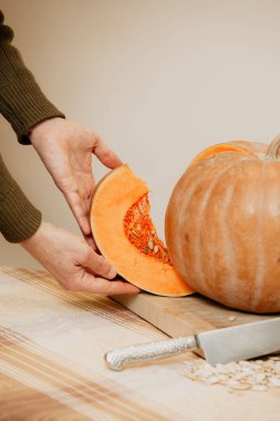 Olgun kabak yakın çekim parçası tutan adam eli