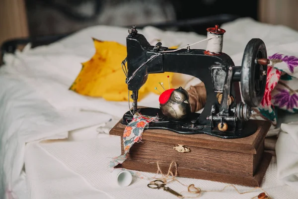 Vintage manuell symaskin närbild — Stockfoto