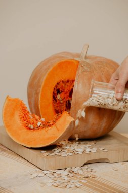 Olgun kesilmiş kabak ahşap tahta yakın çekim yatıyor