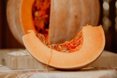 Olgun kabak güzel parça kabak önünde yatıyor