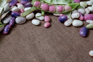 Çok renkli fasulye çuval üzerinde yalan