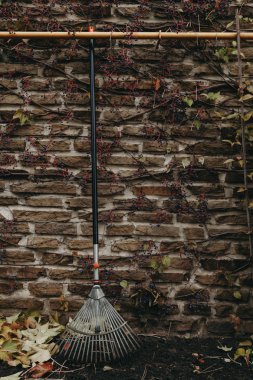 Taş çit önünde çelik fan tırmık