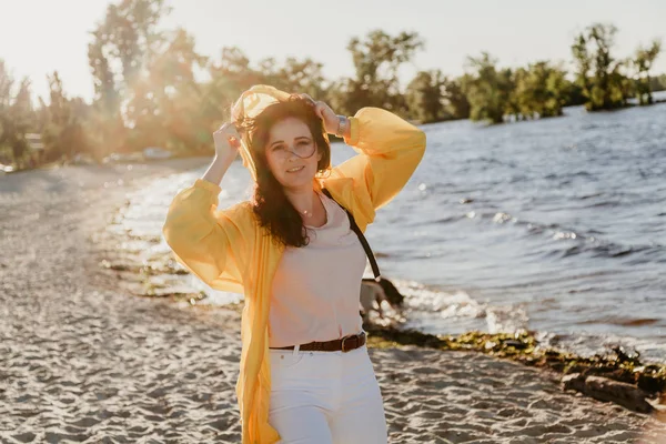 Kumlu sahilde sarı ceket güzel artı boyutu kadın — Stok fotoğraf