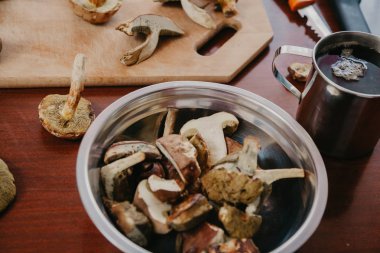 Dilimlenmiş taze mantarmetal plaka yalan