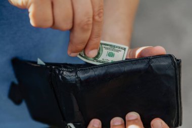 El cüzdan içine oyuncak banknot koyar