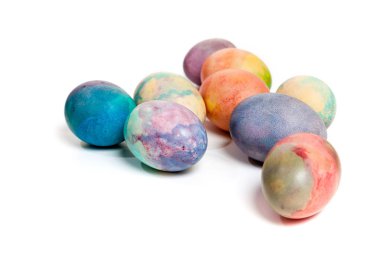 Grup Paskalya yumurta beyaz zemin üzerine boyalı