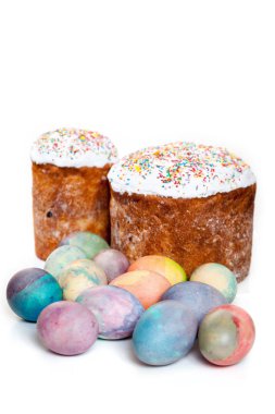 İki Paskalya kek ve beyaz arka plan üzerinde renkli yumurta