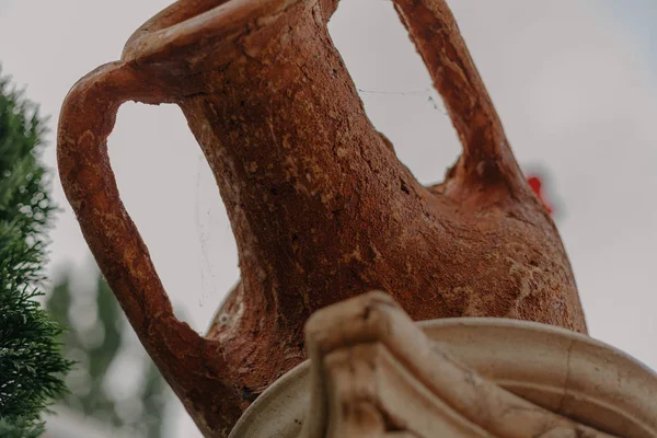 Amphora nek met handvatten op een grijze achtergrond — Stockfoto