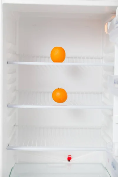 İki portakal boş buzdolabında. — Stok fotoğraf